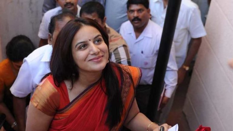 ಪೂಜಾ ಗಾಂಧಿಗೆ ಮಹಿಳೆಯೊಬ್ಬಳು ತರಾಟೆ..!