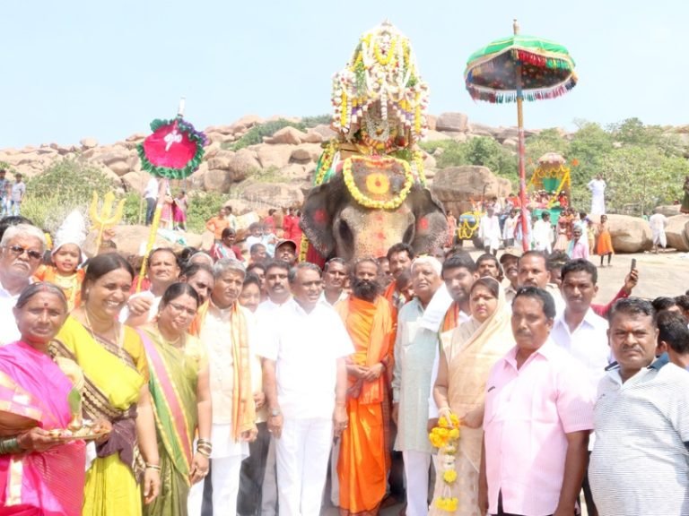 ಅಂಬಾರಿಯಲ್ಲಿ ದುರ್ಗಾದೇವಿ ಅದ್ದೂರಿ ಮೆರವಣಿಗೆ..!