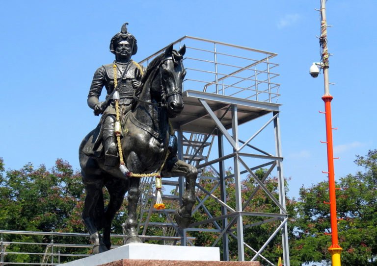 ಮದಕರಿ ನಾಯಕನ ಪ್ರತಿಮೆ ಮೇಲೆ ಕೂತು ಫೋಸ್..!