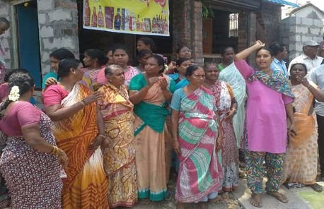 ಮದ್ಯಂಗಡಿಗೆ ಮಹಿಳೆಯರ ಮುತ್ತಿಗೆ..!