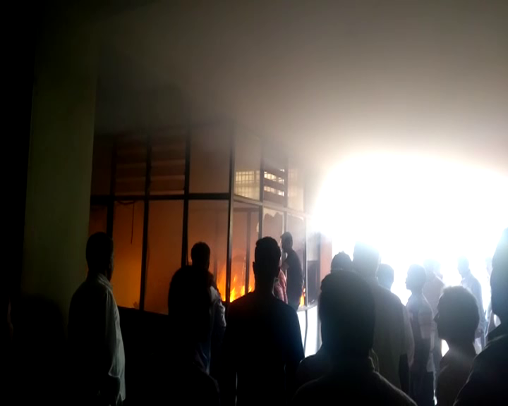 ತಹಶೀಲ್ದಾರ್​​​ ಕಚೇರಿಗೆ ಬಿದ್ದ ಭಾರಿ ಬೆಂಕಿ..!