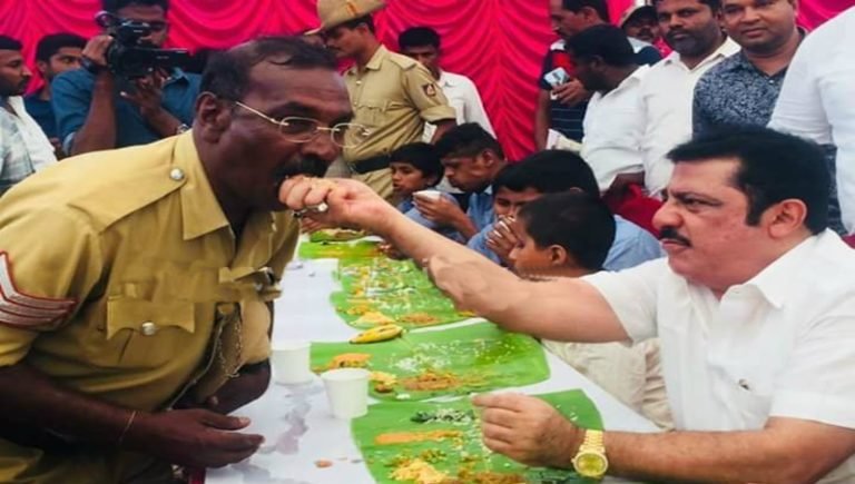 ಪೊಲೀಸರಿಗೆ ಬಲವಂತವಾಗಿ ಎಂಜಲು ಊಟ..!