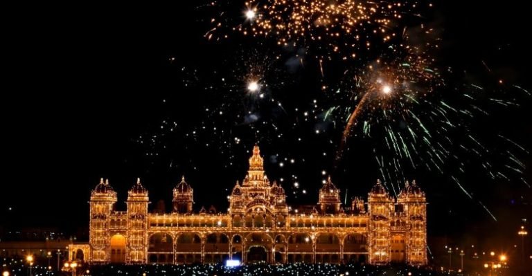 ಮೈಸೂರು ಅರಮನೆ ಅಂಗಳದಲ್ಲಿ ಬಾಣ ಬಿರುಸುಗಳ ಚಿತ್ತಾರ..!