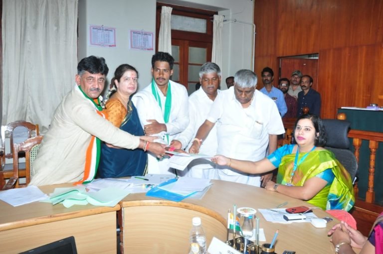 ಭರ್ಜರಿ ರೋಡ್ ಶೋ ಮೂಲಕ ನಿಖಿಲ್ ನಾಮಪತ್ರ....