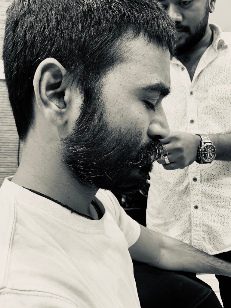 ತಮಿಳು ನಟ ಧನುಶ್ ಚೆನೈನಲ್ಲಿ ಮತ ಚಲಾಯಿಸಿದರು..